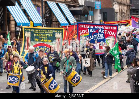 Journée de mai à Manchester le dimanche 1 mai. Les ouvriers se sont réunis à 11:15am sur la place Saint-Pierre pour mars à 11:30am aux jardins de Sackville pour 1pm pour le festival des discours, y compris du chef du conseil, Bev Craig, musique live, nourriture, boissons et stands. Parmi les litiges locaux en cours, on compte le différend sur la rémunération du RMT Trans Pennine Express et les membres Unite du CHEP qui sont en grève continue depuis le 17 décembre - la plus longue grève de l'histoire de Unite. Credit: GaryRobertschography/Alamy Live News Banque D'Images