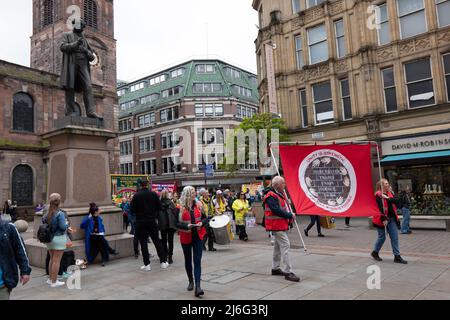 Richard Cobden statue place St Anns. Journée de mai à Manchester le dimanche 1 mai. Les ouvriers se sont réunis à 11:15am sur la place Saint-Pierre pour mars à 11:30am aux jardins de Sackville pour 1pm pour le festival des discours, y compris du chef du conseil, Bev Craig, musique live, nourriture, boissons et stands. Credit: GaryRobertschography/Alamy Live News Banque D'Images