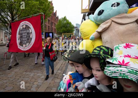 Rue du marché. Vendeur de rue à Manchester Mai le dimanche 1 mai. Les ouvriers se sont réunis à 11:15am sur la place Saint-Pierre pour mars à 11:30am aux jardins de Sackville pour 1pm pour le festival des discours, y compris du chef du conseil, Bev Craig, musique live, nourriture, boissons et stands. Credit: GaryRobertschography/Alamy Live News Banque D'Images