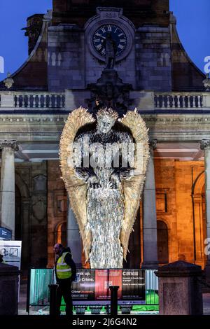 Northampton Royaume-Uni. 1st mai 2022. The Knife Angel Lite à l'extérieur de l'église All Saints dans le centre de la ville ce soir, l'œuvre, créée par Alfie Bradley au British Ironworks Center à Oswestry dans le Shropshire, la sculpture est faite de 100 000 couteaux avec des lames émoussées. Crédit : Keith J Smith./Alamy Live News. Banque D'Images