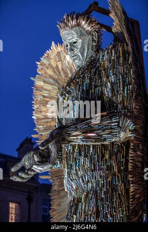 Northampton Royaume-Uni. 1st mai 2022. The Knife Angel Lite à l'extérieur de l'église All Saints dans le centre de la ville ce soir, l'œuvre, créée par Alfie Bradley au British Ironworks Center à Oswestry dans le Shropshire, la sculpture est faite de 100 000 couteaux avec des lames émoussées. Crédit : Keith J Smith./Alamy Live News. Banque D'Images