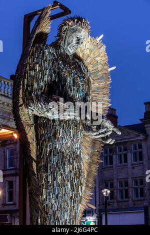 Northampton Royaume-Uni. 1st mai 2022. The Knife Angel Lite à l'extérieur de l'église All Saints dans le centre de la ville ce soir, l'œuvre, créée par Alfie Bradley au British Ironworks Center à Oswestry dans le Shropshire, la sculpture est faite de 100 000 couteaux avec des lames émoussées. Crédit : Keith J Smith./Alamy Live News. Banque D'Images