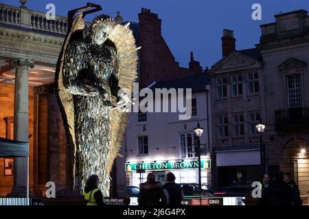 Northampton Royaume-Uni. 1st mai 2022. The Knife Angel Lite à l'extérieur de l'église All Saints dans le centre de la ville ce soir, l'œuvre, créée par Alfie Bradley au British Ironworks Center à Oswestry dans le Shropshire, la sculpture est faite de 100 000 couteaux avec des lames émoussées. Crédit : Keith J Smith./Alamy Live News. Banque D'Images