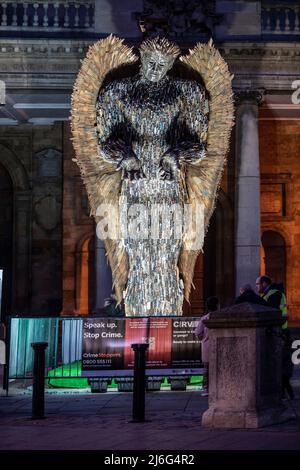 Northampton Royaume-Uni. 1st mai 2022. The Knife Angel Lite à l'extérieur de l'église All Saints dans le centre de la ville ce soir, l'œuvre, créée par Alfie Bradley au British Ironworks Center à Oswestry dans le Shropshire, la sculpture est faite de 100 000 couteaux avec des lames émoussées. Crédit : Keith J Smith./Alamy Live News. Banque D'Images