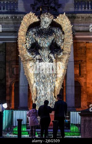 Northampton Royaume-Uni. 1st mai 2022. The Knife Angel Lite à l'extérieur de l'église All Saints dans le centre de la ville ce soir, l'œuvre, créée par Alfie Bradley au British Ironworks Center à Oswestry dans le Shropshire, la sculpture est faite de 100 000 couteaux avec des lames émoussées. Crédit : Keith J Smith./Alamy Live News. Banque D'Images