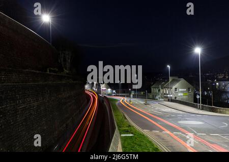 Sentiers légers sur la route et la ligne de chemin de fer dans le centre-ville de Galashiels, la nuit, frontières écossaises, Royaume-Uni Banque D'Images