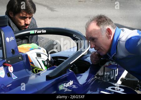 Pilote de voiture de course brésilien Roberto Faria, GB3 pilotes assis dans la voiture, helfait. Banque D'Images