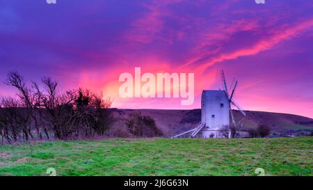 Brighton, Royaume-Uni - 4 janvier 2022 : coucher de soleil en milieu d'hiver sur Ashcombe Mill près de Kingston et Brighton sur South Downs, East Sussex, Royaume-Uni Banque D'Images