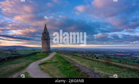 Oldham, Royaume-Uni - 27 mars 2022 : lever du soleil de printemps au-dessus de Hartshead Pike près d'Olham, Manchester Banque D'Images