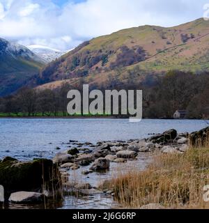 Ullswater, Royaume-Uni - 31 mars 2022 : vue printanière avec de la neige au-dessus d'Ullswater près de la chute d'eau d'Aira Force en direction de Helvellyn, parc national du Lake District Banque D'Images