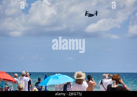 Fort Lauderdale, Floride, États-Unis. 1st mai 2022. 2022 spectacle aérien de fort Lauderdale. Le salon de l'air revient à fort Lauderdale du 30 avril au 1 mai 2022, tandis que le salon de l'air de fort Lauderdale se présente une fois de plus avec les Thunderbirds de l'armée de l'air des États-Unis. Des équipes de démonstration de chasseurs de la US Air Force à bord du F-22 Raptor, F-35 Lighting II, F-16 Viper et A-10 Thunderbolt II Credit: Yaroslav Sabitov/YES Market Media/Alay Live News Banque D'Images