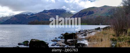 Ullswater, Royaume-Uni - 31 mars 2022 : vue printanière avec de la neige au-dessus d'Ullswater près de la chute d'eau d'Aira Force en direction de Helvellyn, parc national du Lake District Banque D'Images