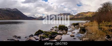 Ullswater, Royaume-Uni - 31 mars 2022 : vue printanière avec de la neige au-dessus d'Ullswater près de la chute d'eau d'Aira Force en direction de Helvellyn, parc national du Lake District Banque D'Images