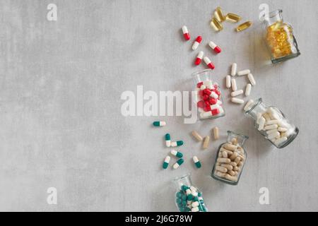 Flacons de comprimés de suppléments. Variété de suppléments nutritionnels et de capsules de vitamines. Copier l'espace pour le texte. Banque D'Images