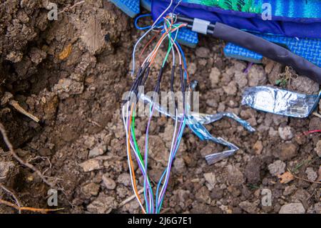 Câbles souterrains endommagés lors de l'excavation, cassés, câbles de ligne d'alimentation cassés, câblage, ligne d'alimentation cassée, tube thermorétractable, polyoléfine (PEX), réparation, Banque D'Images