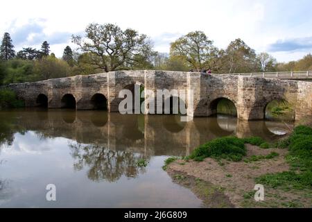 Stopham Grade 1, pont de travée médieaval qui traverse la rivière Arun, Pulborough, West Sussex, Angleterre Banque D'Images