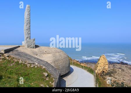 MÉMORIAL AMÉRICAIN de la Seconde Guerre mondiale aux falaises de la Pointe du hoc et à Cricqueville-en-Bessin (Calvados) en Normandie, en France, lors d'une belle journée de printemps Banque D'Images