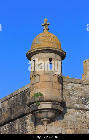 Une tour de guet avec une décoration fleur-de-lis sur son toit aux remparts médiévaux de Saint-Malo (Ille-et-Vilaine) en Bretagne Banque D'Images