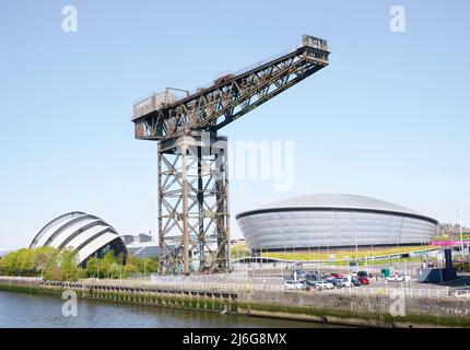 Glasgow, Écosse, Royaume-Uni, avril 24th 2022, Clydeport Crane avec le secteur hydro et le bâtiment Armadillo Banque D'Images