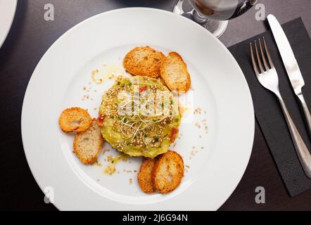 Tartare de saumon cru avec toasts croustillants et guacamole Banque D'Images