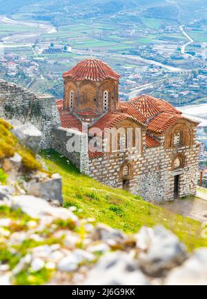 Vue sur l'église de la Sainte Trinité dans la ville de Berat Banque D'Images