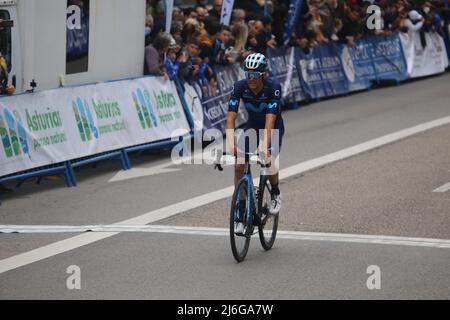 Oviedo, ESPAGNE: Sergio Samitier (équipe Movistar) atteint la ligne d'arrivée au cours de la phase 3rd de la Vuelta a Asturias 2022 à Oviedo, Espagne le 01 mai 2022. (Photo d'Alberto Brevers / Pacific Press/Sipa USA) Banque D'Images