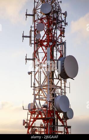 Transmission des signaux de téléphone et de télévision de la tour. Tour satellite de communication rouge-blanc. Banque D'Images