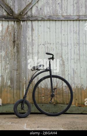 Réplique d'un vieux vélo Penny-Farthing également connu comme haut-roue. Banque D'Images