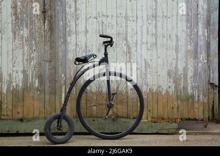 Réplique d'un vieux vélo Penny-Farthing également connu comme haut-roue. Banque D'Images