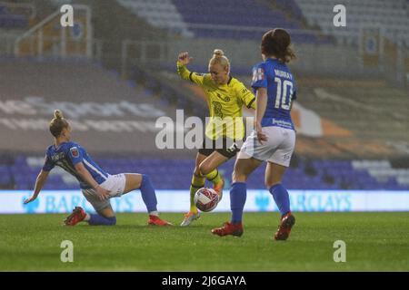 Jade Pennock #11 de Birmingham City Women s'attaque à Sophie Bingle #5 de Chelsea Women sur le bord de la boîte Banque D'Images