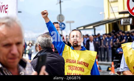 Izmir, Turquie. 01st mai 2022. 1 mai la célébration et la manifestation de la Journée internationale du travail ont eu lieu à Izmir, en Turquie. La plupart des travailleurs de gauche, des organisations et des syndicats ont défilé avec des slogans, des bannières et des drapeaux.les groupes surpeuplés ont célébré la journée avec de la danse folklorique et des chansons. Tunç Soyer, maire de la municipalité métropolitaine d'Izmir, a également assisté à la célébration. Crédit: İdil Toffolo/Alay Live News Banque D'Images