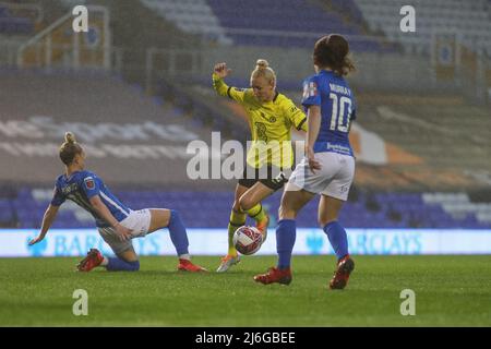 Jade Pennock #11 de Birmingham City Women s'attaque à Sophie ingle #5 de Chelsea Women sur le bord de la boîte à Birmingham, Royaume-Uni le 5/1/2022. (Photo de Gareth Evans/News Images/Sipa USA) Banque D'Images