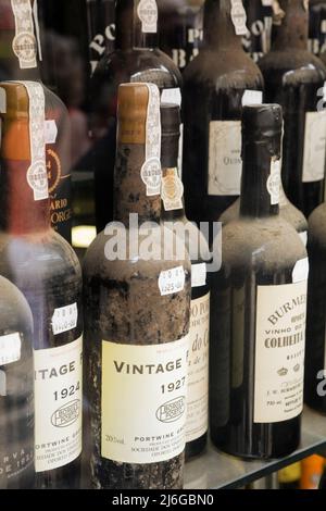 Bouteilles de vin Old Port sur une étagère à l'intérieur d'un magasin de spiritueux à Lisbonne, Portugal, Europe. Banque D'Images