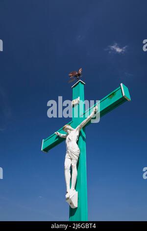 Jésus sur la Croix contre un fond de ciel bleu. Banque D'Images