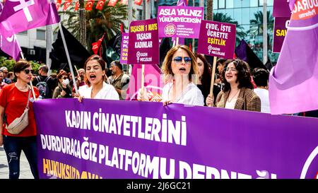 Izmir, Turquie. 01st mai 2022. 1 mai la célébration et la manifestation de la Journée internationale du travail ont eu lieu à Izmir, en Turquie. La plupart des travailleurs de gauche, des organisations et des syndicats ont défilé avec des slogans, des bannières et des drapeaux.les groupes surpeuplés ont célébré la journée avec de la danse folklorique et des chansons. Tunç Soyer, maire de la municipalité métropolitaine d'Izmir, a également assisté à la célébration. Crédit: İdil Toffolo/Alay Live News Banque D'Images