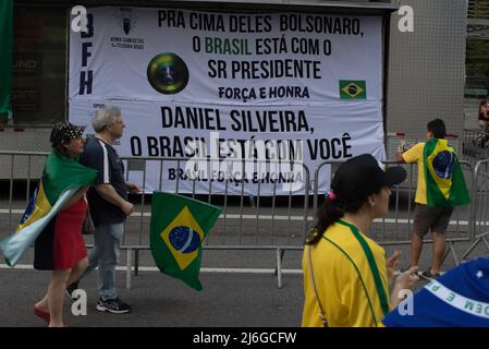 SÃO PAULO, SP - 01.05.2022: ATO A FAVOR DO BOLSONARO E SILVEIRA EM SP - les partisans du Président Jair Bolsonaro se sont rassemblés sur l'Avenida Paulista, à São Paulo, ce dimanche 1 mai. Dans la photo, une affiche qui dit: "Daniel Silviera, le Brésil est avec vous" (photo: Vincent Bosson/Fotoarena) Banque D'Images