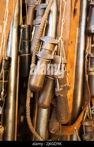 17th siècle anciens matchlock mousquets avec bandoliers avec poudre Banque D'Images