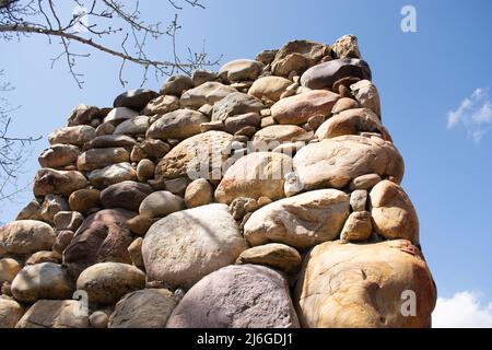 Photo à faible angle de la cheminée Old Stone reste. Banque D'Images