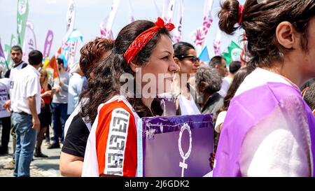 Izmir, Turquie. 01st mai 2022. 1 mai la célébration et la manifestation de la Journée internationale du travail ont eu lieu à Izmir, en Turquie. La plupart des travailleurs de gauche, des organisations et des syndicats ont défilé avec des slogans, des bannières et des drapeaux.les groupes surpeuplés ont célébré la journée avec de la danse folklorique et des chansons. Tunç Soyer, maire de la municipalité métropolitaine d'Izmir, a également assisté à la célébration. Crédit: İdil Toffolo/Alay Live News Banque D'Images