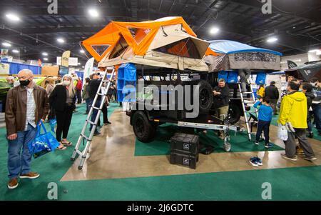 (220501) -- MISSISSAUGA, le 1 mai 2022 (Xinhua) -- les gens regardent des tentes sur le toit lors du salon d'aventure en plein air 2022 à Mississauga, dans la région du Grand Toronto, Canada, le 1 mai 2022. Cet événement annuel a eu lieu ici du vendredi au dimanche, avec les derniers équipements de camping, les sports de paddle, les vêtements d'extérieur, la plongée sous-marine et les destinations de voyage les plus prisées. (Photo de Zou Zheng/Xinhua) Banque D'Images