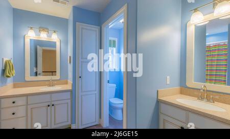 Salle de bains principale Panorama avec intérieur bleu clair et deux lavabos Banque D'Images