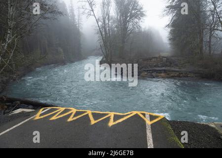 Vue sur le délavage du pont de la route Olympic Hot Springs sur la rivière Elwha dans le parc national olympique, Washington. La zone a été touchée à plusieurs reprises Banque D'Images