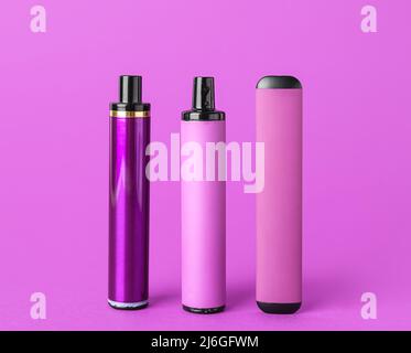Cigarette lectronique jetable sur fond violet Photo Stock - Alamy Cigarette lectronique jetable sur fond violet Photo Stock - Alamy