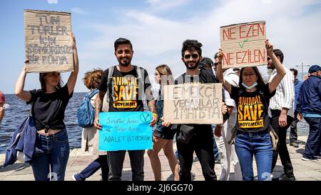 Izmir, Turquie. 01st mai 2022. 1 mai la célébration et la manifestation de la Journée internationale du travail ont eu lieu à Izmir, en Turquie. La plupart des travailleurs de gauche, des organisations et des syndicats ont défilé avec des slogans, des bannières et des drapeaux.les groupes surpeuplés ont célébré la journée avec de la danse folklorique et des chansons. Tunç Soyer, maire de la municipalité métropolitaine d'Izmir, a également assisté à la célébration. Crédit: İdil Toffolo/Alay Live News Banque D'Images
