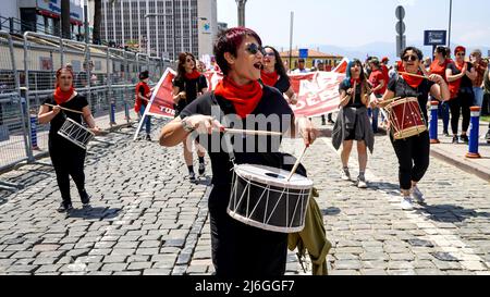 Izmir, Turquie. 01st mai 2022. 1 mai la célébration et la manifestation de la Journée internationale du travail ont eu lieu à Izmir, en Turquie. La plupart des travailleurs de gauche, des organisations et des syndicats ont défilé avec des slogans, des bannières et des drapeaux.les groupes surpeuplés ont célébré la journée avec de la danse folklorique et des chansons. Tunç Soyer, maire de la municipalité métropolitaine d'Izmir, a également assisté à la célébration. Crédit: İdil Toffolo/Alay Live News Banque D'Images