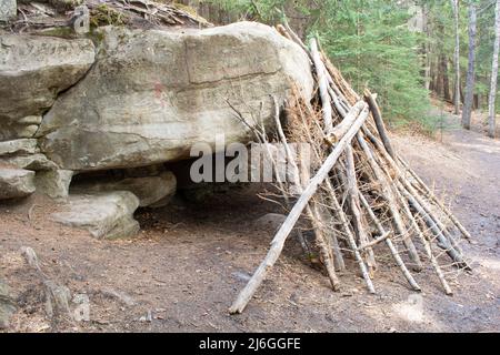 Un abri en bois sur une grotte suspendue. Banque D'Images