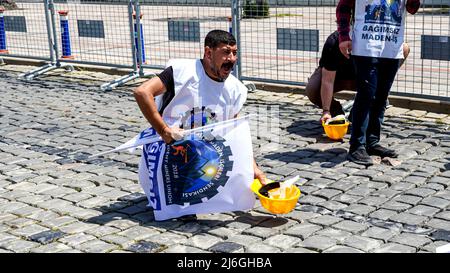 Izmir, Turquie. 01st mai 2022. 1 mai la célébration et la manifestation de la Journée internationale du travail ont eu lieu à Izmir, en Turquie. La plupart des travailleurs de gauche, des organisations et des syndicats ont défilé avec des slogans, des bannières et des drapeaux.les groupes surpeuplés ont célébré la journée avec de la danse folklorique et des chansons. Tunç Soyer, maire de la municipalité métropolitaine d'Izmir, a également assisté à la célébration. Crédit: İdil Toffolo/Alay Live News Banque D'Images