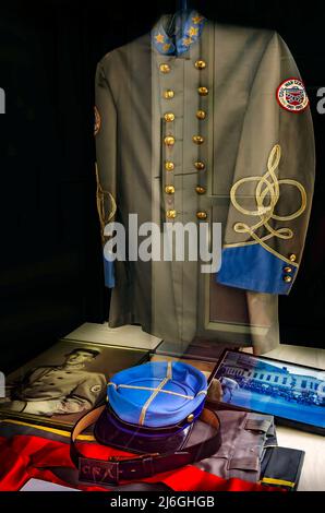 Un uniforme de parade confédérée est exposé à la Jefferson Davis Presidential Library and Museum, le 24 avril 2022, à Biloxi, Mississippi. Banque D'Images