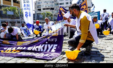 Izmir, Turquie. 01st mai 2022. 1 mai la célébration et la manifestation de la Journée internationale du travail ont eu lieu à Izmir, en Turquie. La plupart des travailleurs de gauche, des organisations et des syndicats ont défilé avec des slogans, des bannières et des drapeaux.les groupes surpeuplés ont célébré la journée avec de la danse folklorique et des chansons. Tunç Soyer, maire de la municipalité métropolitaine d'Izmir, a également assisté à la célébration. Crédit: İdil Toffolo/Alay Live News Banque D'Images