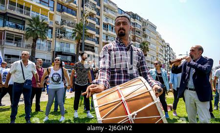 Izmir, Turquie. 01st mai 2022. 1 mai la célébration et la manifestation de la Journée internationale du travail ont eu lieu à Izmir, en Turquie. La plupart des travailleurs de gauche, des organisations et des syndicats ont défilé avec des slogans, des bannières et des drapeaux.les groupes surpeuplés ont célébré la journée avec de la danse folklorique et des chansons. Tunç Soyer, maire de la municipalité métropolitaine d'Izmir, a également assisté à la célébration. Crédit: İdil Toffolo/Alay Live News Banque D'Images